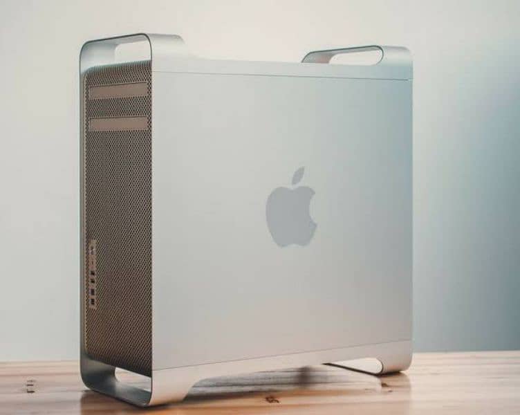 APPLE GAMING PC 8GB GPU WITH 4K MONITOR 1