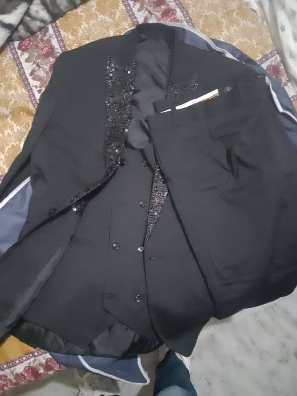 3 Piece Medium Size Black Pent Coat For Sale. 1