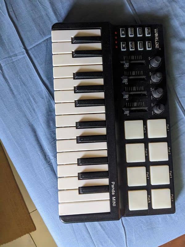 I'm selling my midi keyboard plus mixture 3