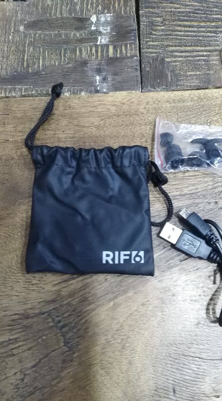 Rif6 earphone 2