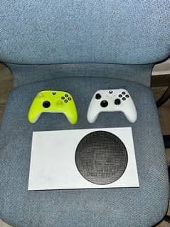 XBOX One Series S 512 GB with 2 Controllers