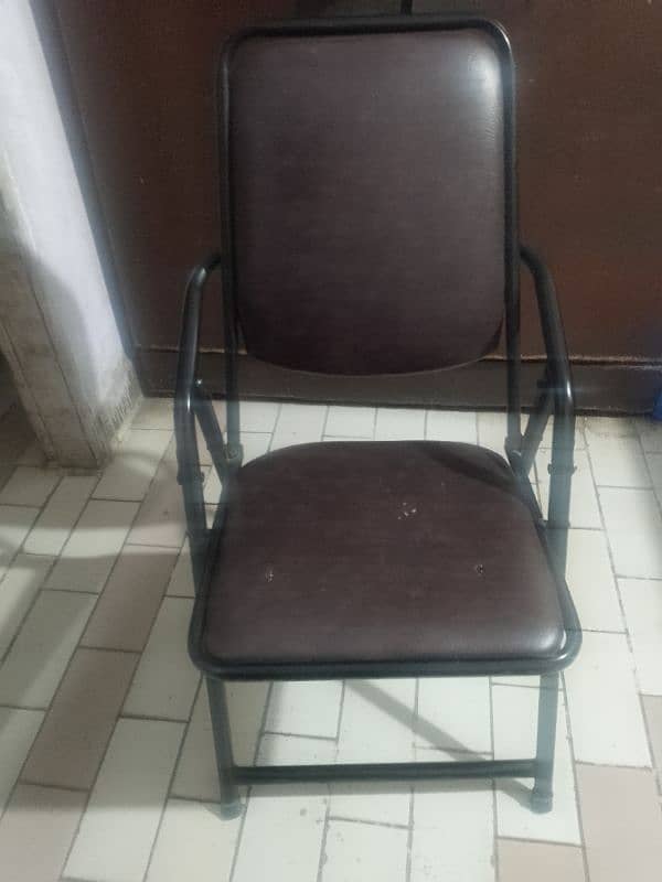 folding chair 4 month use for sale 0