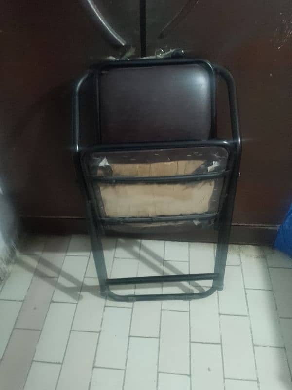 folding chair 4 month use for sale 1