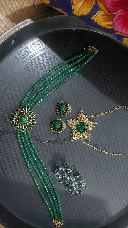 a Emirate green set wd tops  n a additional flower locket 0