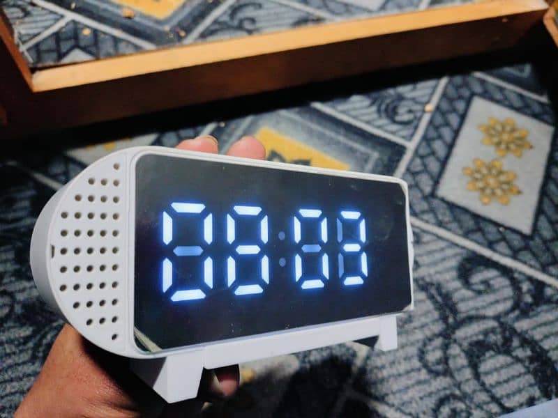 Table Clock And Bluetooth speaker 1