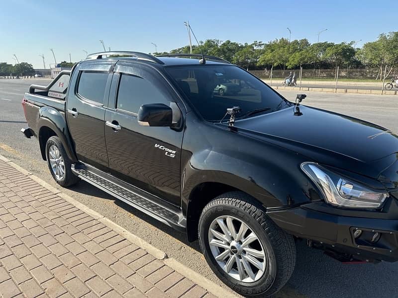 Isuzu D-Max V-Cross 2021 1