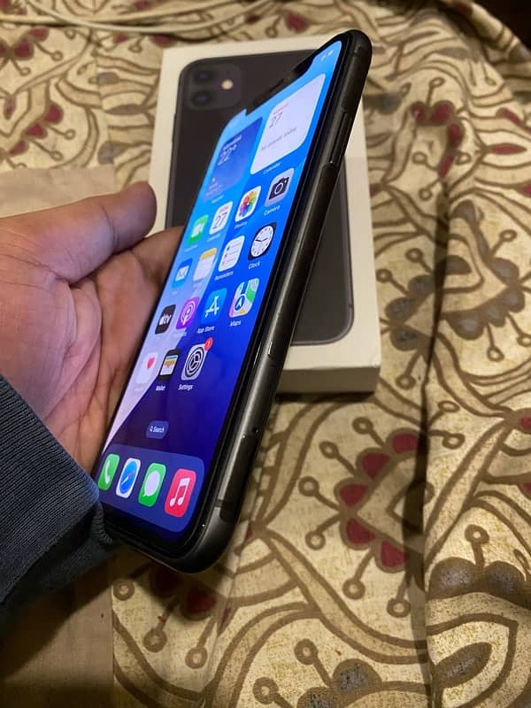 iphone 11,Sim time Available Waranty Available64gb black clor with box 0