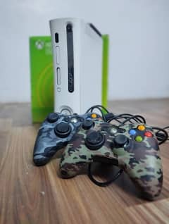 XBOX 360 Gaming Console JailBreaked 500 GB 2 Controller (85+ Games)