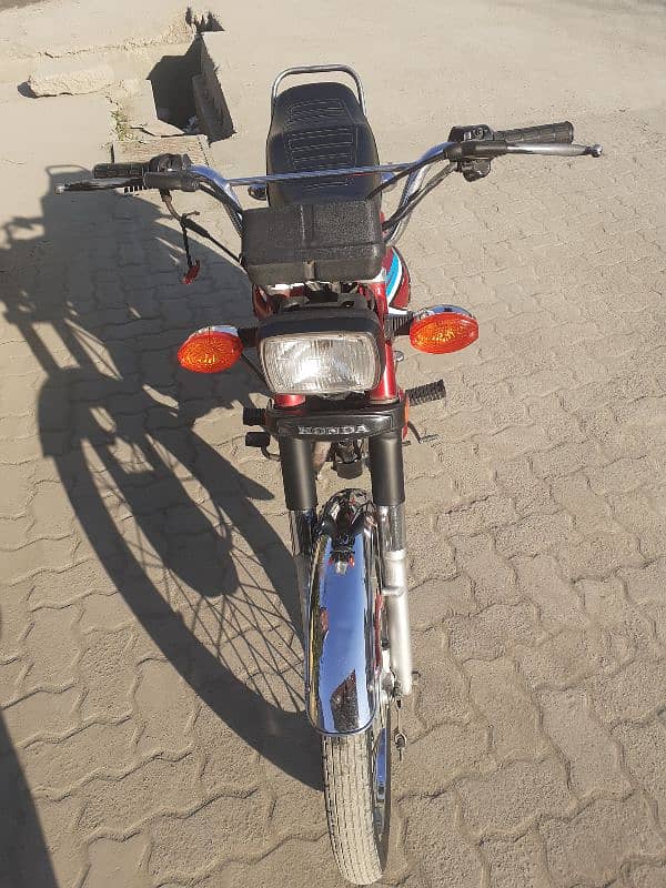 Honda 125 2018 madal hy lahore k no hy Argant sail 3