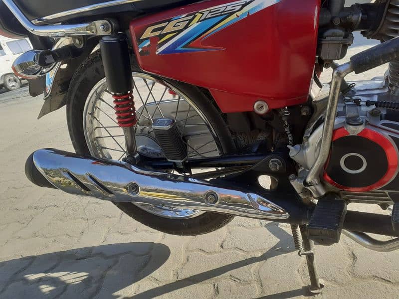 Honda 125 2018 madal hy lahore k no hy Argant sail 11