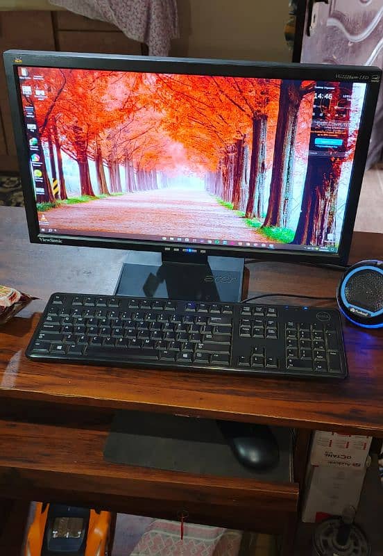 Computer for sale with computer table 0