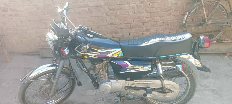 APL black 125 honda motorcycle 2