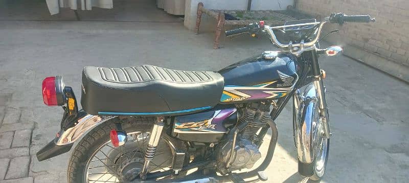 APL black 125 honda motorcycle 3