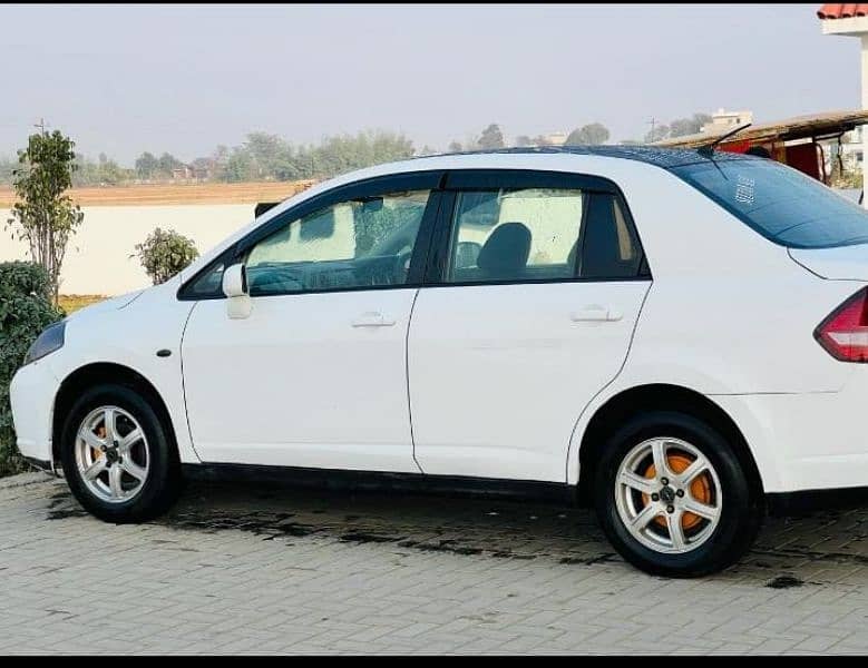 Nissan Tiida 2012 5