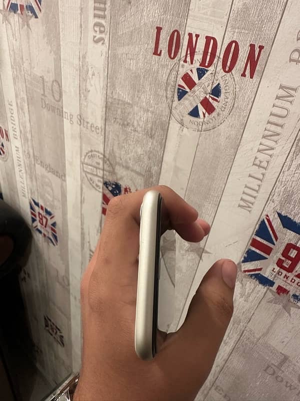 iPhone 11 ( 128gb ) white color 1