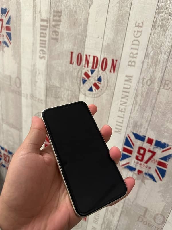 iPhone 11 ( 128gb ) white color 5