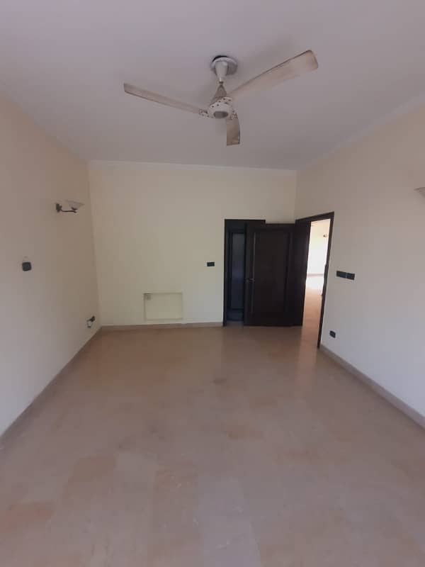 Dha phase 1 kanal Old House Available For Sale good location 20