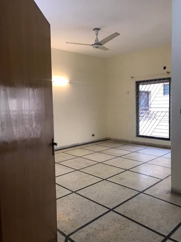 1 Kanal Uper Portion In Dha Phase4 AA Block SEPRATE GATE For Rent 6