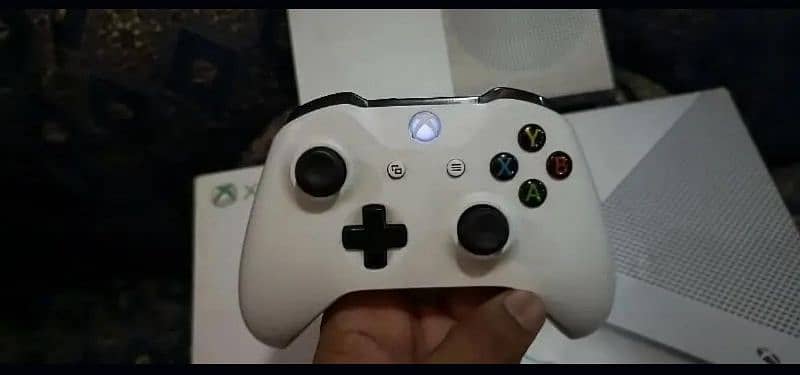 Xbox One s 1TB variant to controller ke sath 1