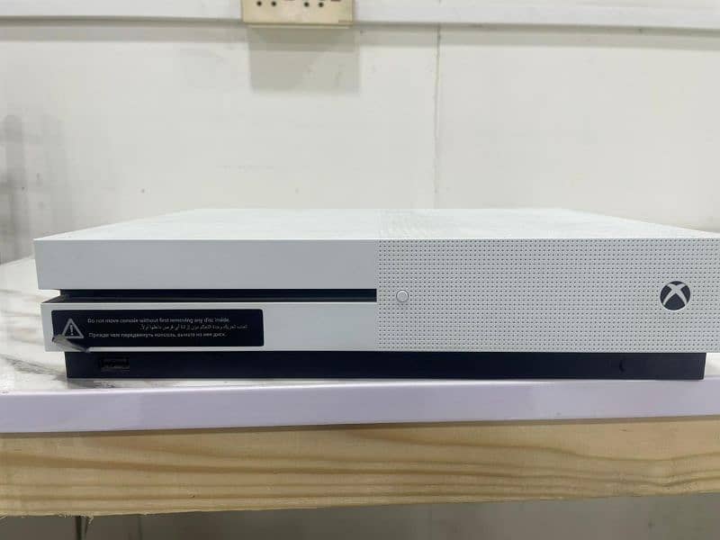 Xbox One s 1TB variant to controller ke sath 0