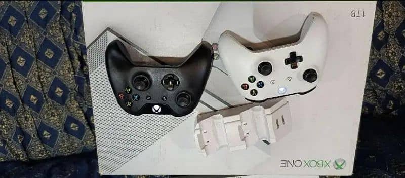 Xbox One s 1TB variant to controller ke sath 5