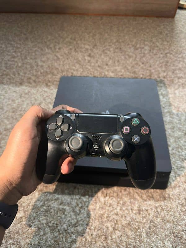 Ps 4 slim 1TB UAE version 1