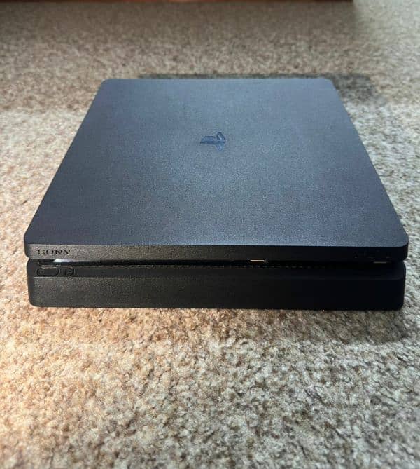 Ps 4 slim 1TB UAE version 2