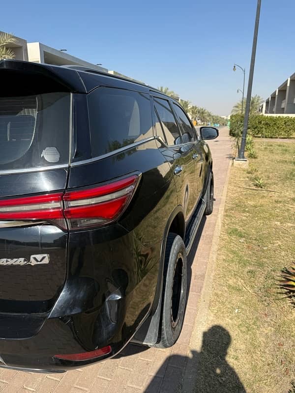 Toyota Fortuner V 2021 4