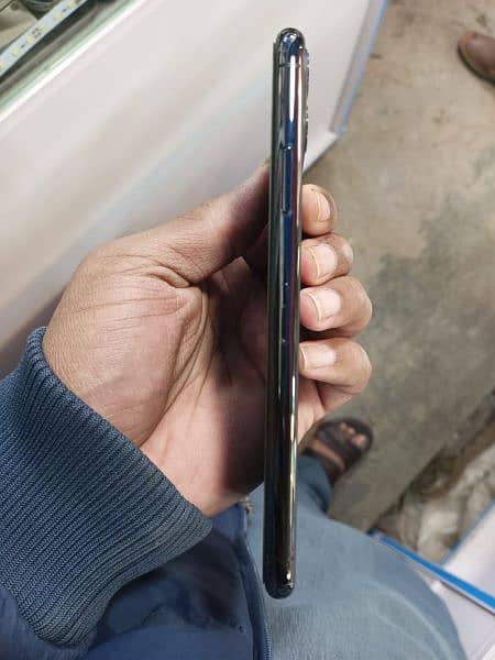 I phone 11 pro max 256 GB non pta jv water pack 5