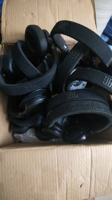 JBL LIVE 660nc Wireless Noise Cancelling Headphones 3