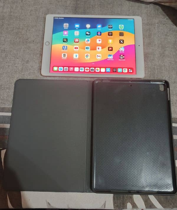 ipad 8 Gen 128GB Gold 10/10 With Box 9