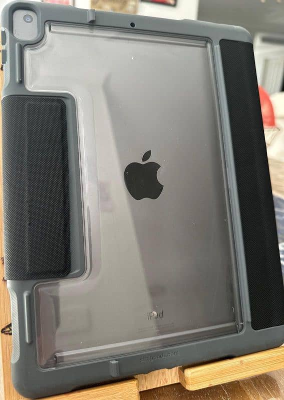 Ipad 7 Used With Cover 3