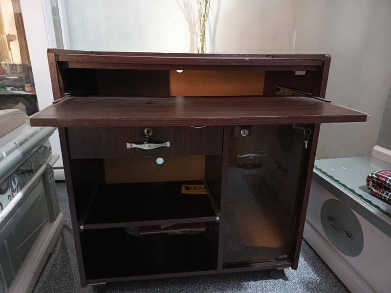 Selling a Computer Trolley 1