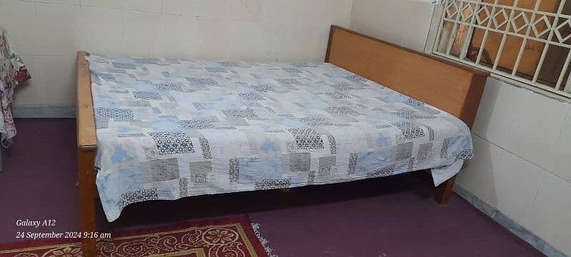 Sheesham wooden bed with matress. 0