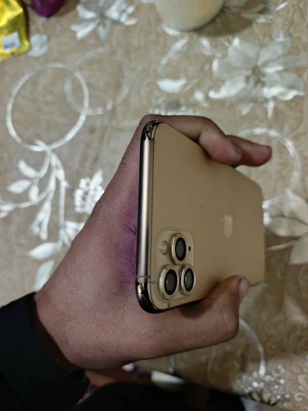 I phone 11 pro max Golden Non Pta Factory unlocked. 2