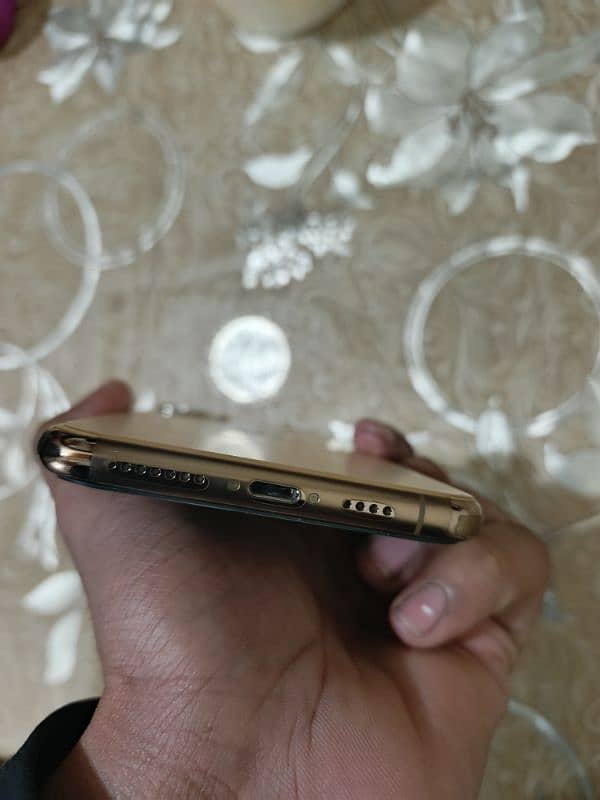 I phone 11 pro max Golden Non Pta Factory unlocked. 4