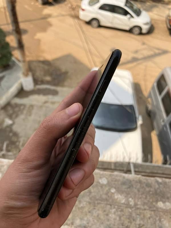 iPhone 7 (128 GB) Jet Black Colour 3