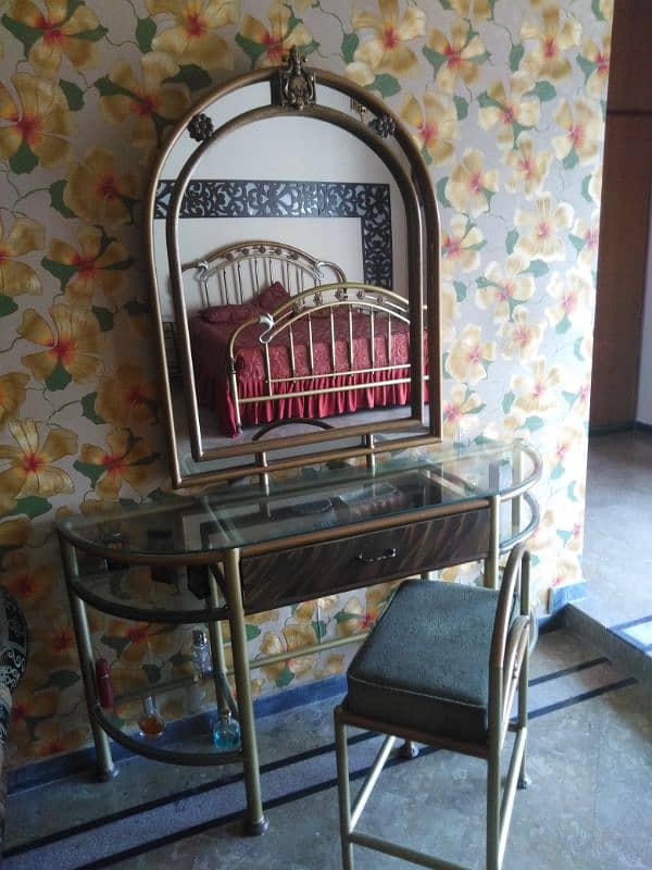 Metal Bed with sidetable and dressing table. 3