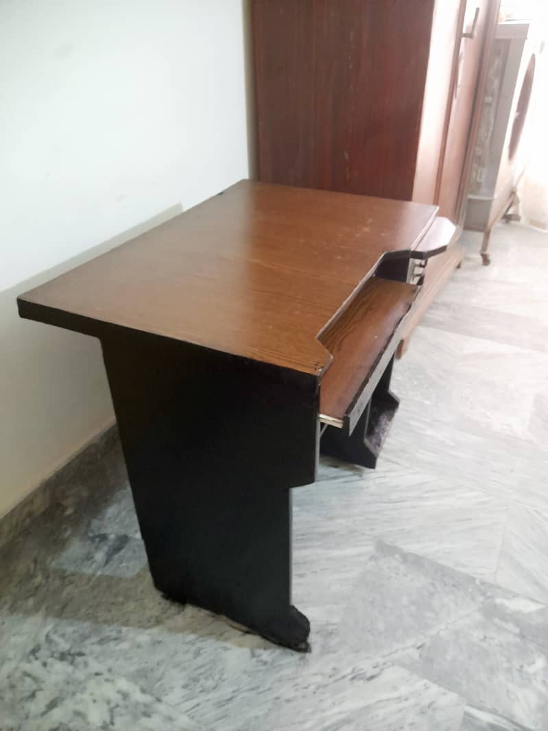 Computer / Study table for sale price is final 2