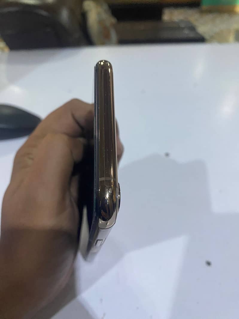 Apple iPhone XS Max 4