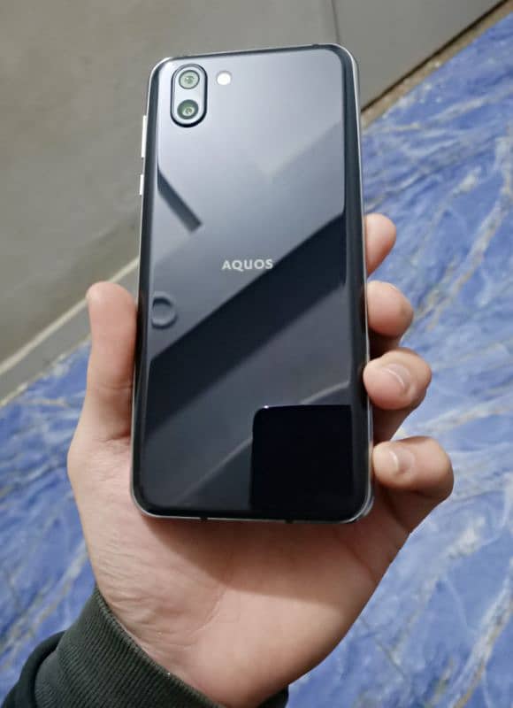 Aquos r2 10