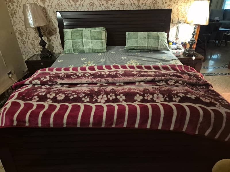 King Size bed with bedside tables 4