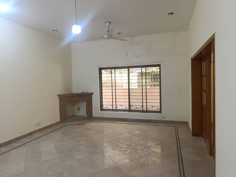 1 KANAL HOUSE AT PRIME LOCATION IN DHA PHASE 4 FOR RENT 1