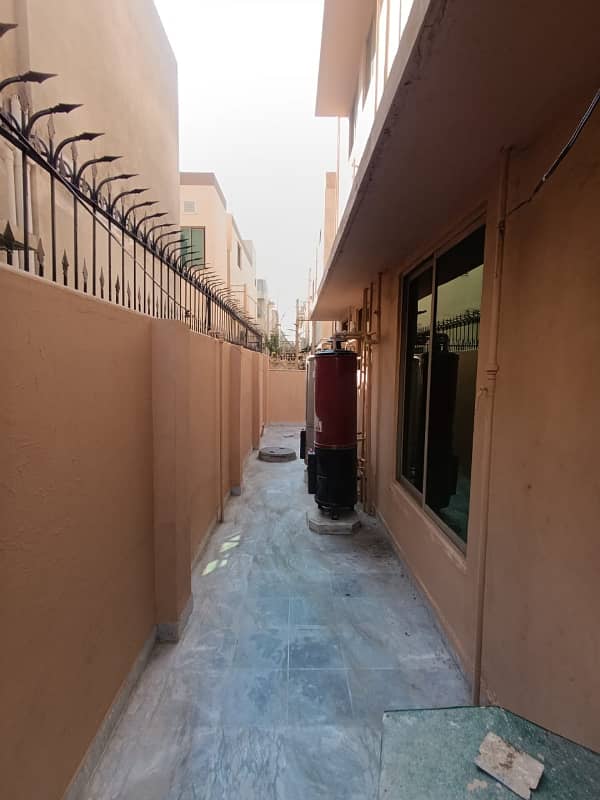 1 KANAL HOUSE AT PRIME LOCATION IN DHA PHASE 4 FOR RENT 6