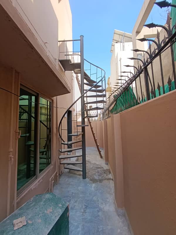 1 KANAL HOUSE AT PRIME LOCATION IN DHA PHASE 4 FOR RENT 15