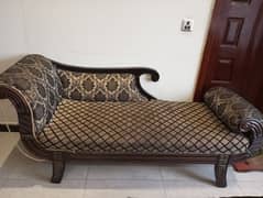 Elegant Vintage Wooden Chaise Lounge – Luxurious & Comfortable