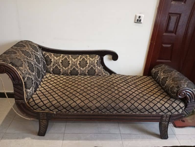 Elegant Vintage Wooden Chaise Lounge – Luxurious & Comfortable 0