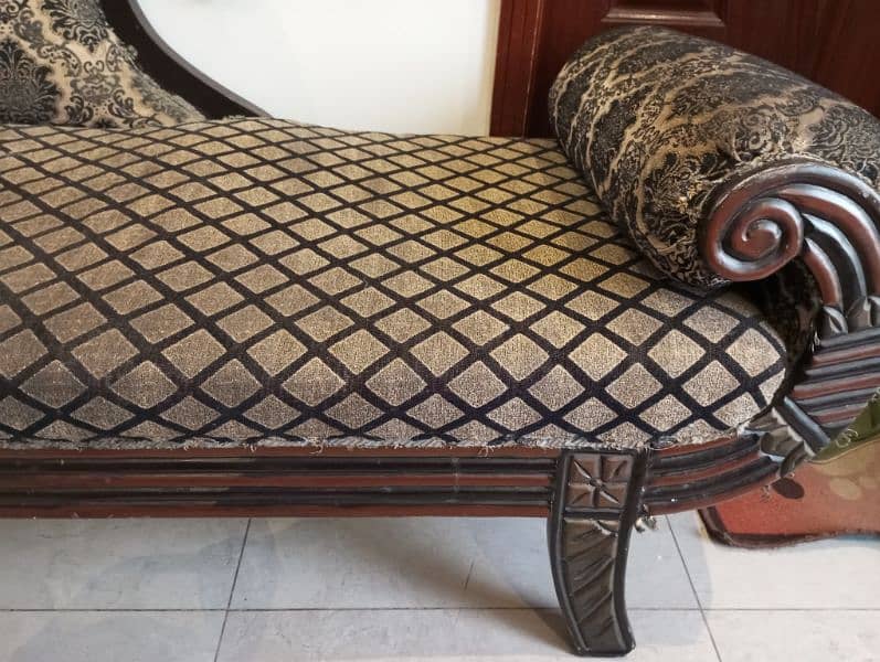 Elegant Vintage Wooden Chaise Lounge – Luxurious & Comfortable 2