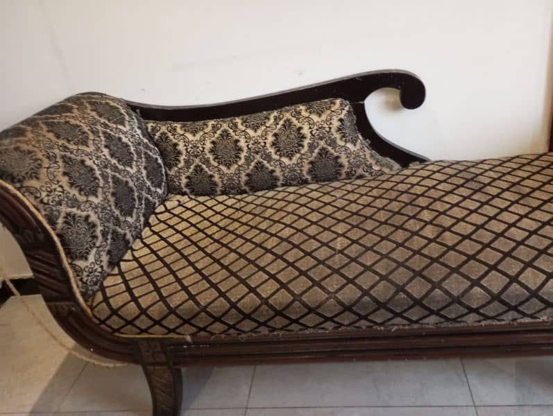 Elegant Vintage Wooden Chaise Lounge – Luxurious & Comfortable 4