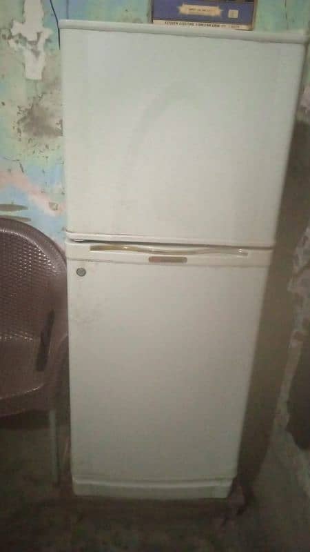 Dawlance fridge medium size neat clean body 0